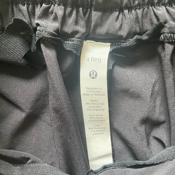 Lululemon low rise hotty hot short 2.5 - Picture 3 of 3